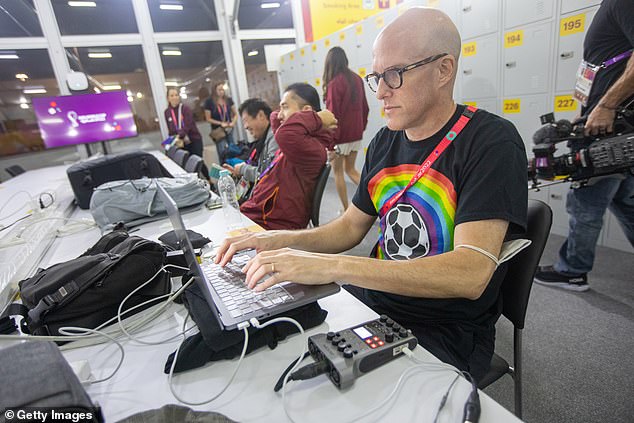 ฟีฟ่าแถลงอาลัย ‘นักข่าวดัง’ เสียชีวิตคาสนาม