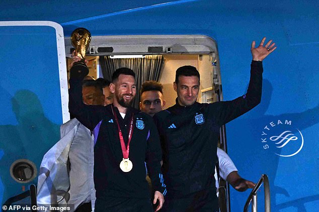 บินมาราธอน! ‘เมสซี่’ พาถ้วย WC แลนดิ้งบ้านเกิด