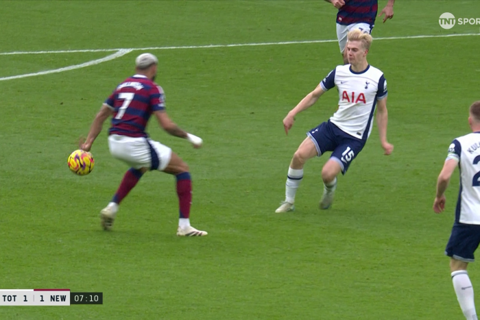 แขนธรรมชาติ! EPL แจง ‘สาลิกา’ ไม่แฮนด์ก่อนยิงไก่