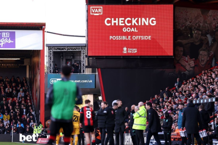 ระบบใหม่ล่ม… ‘VAR ผู้ดี’ ทุบสถิติเช็คนานสุด 8 นาที
